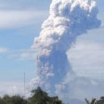 La erupción de un volcán en Indonesia aviva el temor a una nueva catástrofe natural
